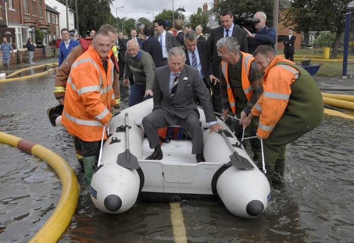 V červenci 2007 se Karel vypravil do záplavami postiženého hrabství Yorkshire. Při té příležitosti si vyzkoušel jízdu v motorovém člunu záchranářů, ačkoliv se mu do něj nenastupovalo právě komfortně. Inu, Miloš by stejně záviděl...