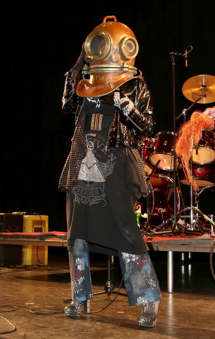Koncert Jany Uriel Kratochvílové v roce 2014 zkomplikoval právě její outfit. Rozhodla se vystoupit s potápěčskou helmou na hlavě, ve které nakonec nemohla dýchat a zkolabovala. 