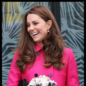 Vévodkyně z Cambridge objevila letošní top odstín Viva Magenta už v době, kdy byla těhotná s princeznou Charlotte. Tato barva totiž značí spokojenost, péči a lásku. Přesně to Kate zřejmě v očekávání cítila.