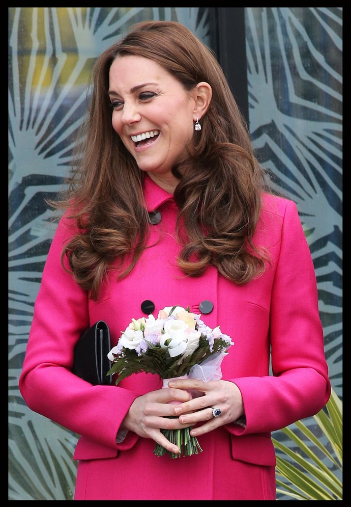 Vévodkyně z Cambridge objevila letošní top odstín Viva Magenta už v době, kdy byla těhotná s princeznou Charlotte. Tato barva totiž značí spokojenost, péči a lásku. Přesně to Kate zřejmě v očekávání cítila.