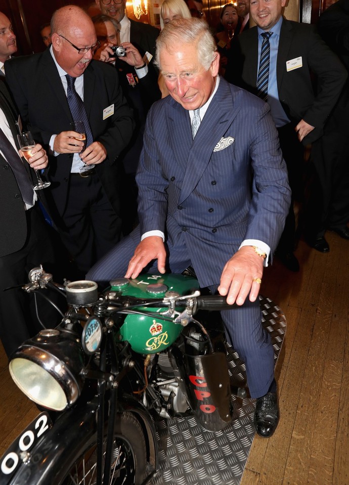 Karel rád zkouší všechno možné, třeba i osedlat historický motocykl u příležitosti 500. výročí vzniku pošty v roce 2016.