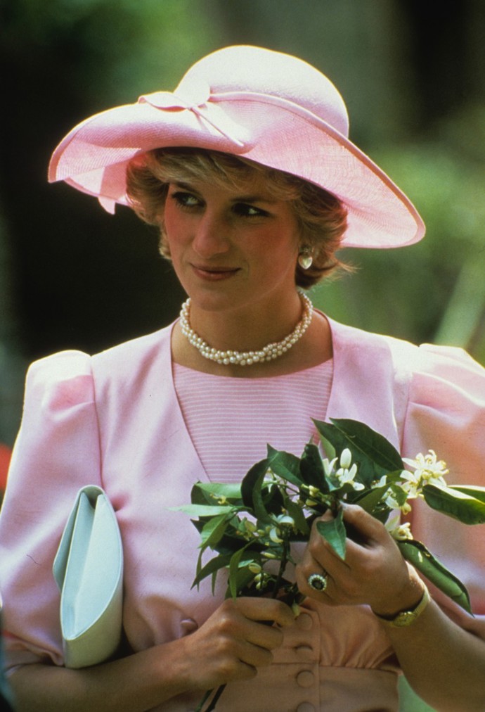 Princezna Diana se do blůzy, kterou návrhářka přešila z večerních šatů, zamilovala na první pohled.