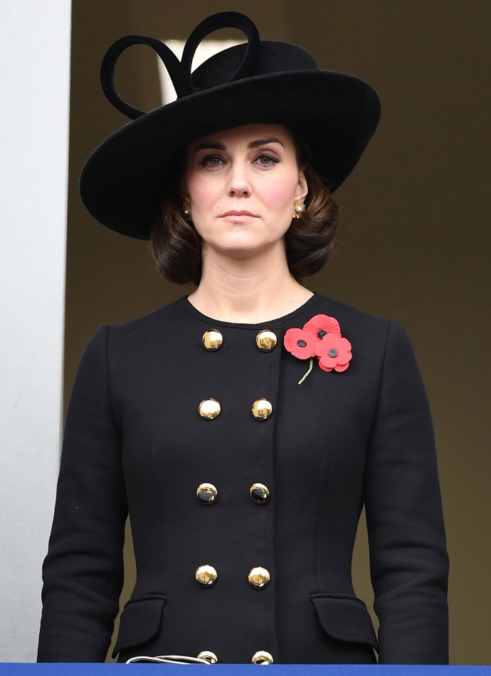 A manželka prince Williama v roce 2017, kdy si na Remembrance Sunday vzala stejný klobouk (a stejné vlčí máky) jako letos.