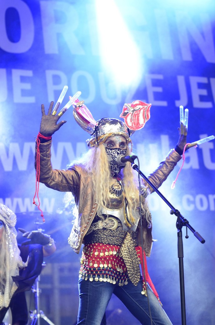 Dejvické hudební léto v roce 2018. Jana Uriel Kratochvílová má na hlavě symbol kapely Kiss, k tomu džíny a zlatou koženou bundu.