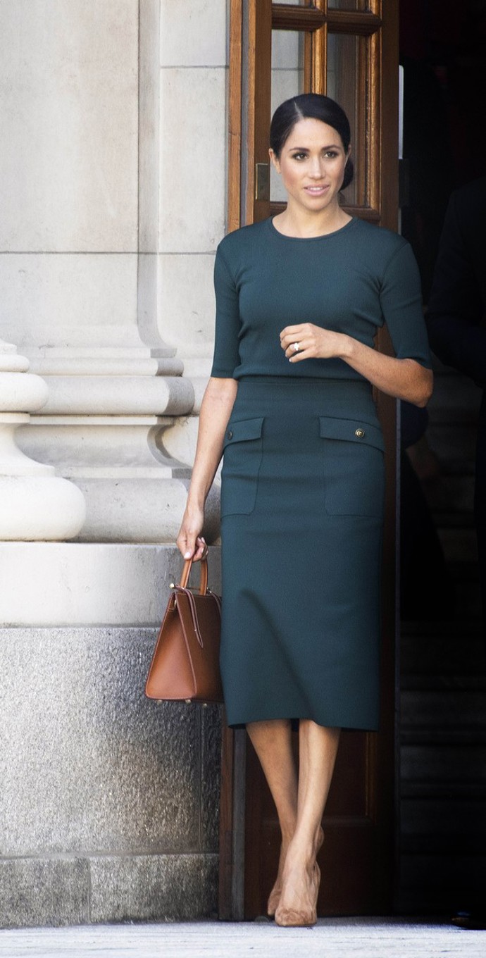 Přitom v Británii měla to, po čem dnes tak prahne. Skutečnou pozornost a celebrity stály frontu na to, aby se s ní mohly setkat. Meghan roku 2018 v tmavě zeleném topu a úzké sukni, k nimž si vzala kabelku své oblíbené značky Strathberry. Dokonalost sama...