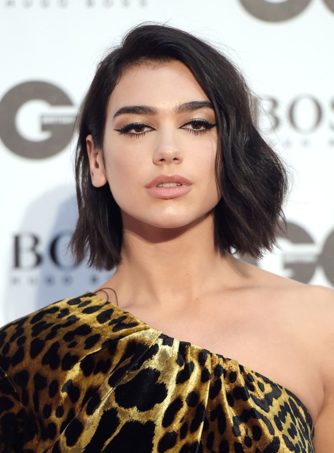 Dua se proslavila jako tmavovláska s mikádem. 