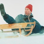 Jenže ani Karlovi se při jeho sportovních aktivitách nevyhnuly nehody. Jednu naprosto dehonestující utrpěl roku 1980 na dovolené ve švýcarském Klostersu. Tehdy chtěl své nastávající, Lady Dianě, zřejmě ukázat, jaký je kabrňák, ale skončil hůře než hrdinové komedie S tebou mě baví svět při legendárních závodech ve sjezdu na čemkoliv.