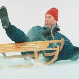Jenže ani Karlovi se při jeho sportovních aktivitách nevyhnuly nehody. Jednu naprosto dehonestující utrpěl roku 1980 na dovolené ve švýcarském Klostersu. Tehdy chtěl své nastávající, Lady Dianě, zřejmě ukázat, jaký je kabrňák, ale skončil hůře než hrdinové komedie S tebou mě baví svět při legendárních závodech ve sjezdu na čemkoliv.