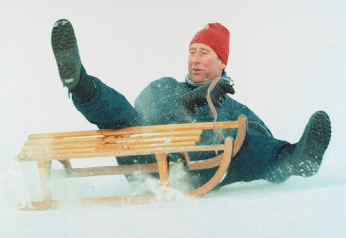Jenže ani Karlovi se při jeho sportovních aktivitách nevyhnuly nehody. Jednu naprosto dehonestující utrpěl roku 1980 na dovolené ve švýcarském Klostersu. Tehdy chtěl své nastávající, Lady Dianě, zřejmě ukázat, jaký je kabrňák, ale skončil hůře než hrdinové komedie S tebou mě baví svět při legendárních závodech ve sjezdu na čemkoliv.