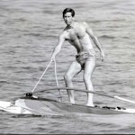 Král Karel III. byl v mládí velký sportovec. Dobře si všimněte jeho vypracované postavy, kterou by mu dnes záviděl leckterý puberťák.