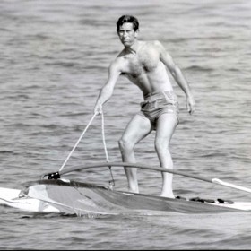 Král Karel III. byl v mládí velký sportovec. Dobře si všimněte jeho vypracované postavy, kterou by mu dnes záviděl leckterý puberťák.