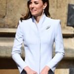 S dětmi, respektive jejich absencí, souvisí i barva outfitu, kterou si Kate vybrala na velikonoční mši v roce 2019. Tehdy ji absolvovala jen s manželem a královskou rodinou, její tři děti se jí nezúčastnily. Světle modrá prý vyjadřuje stesk a osamělost.
