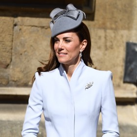 S dětmi, respektive jejich absencí, souvisí i barva outfitu, kterou si Kate vybrala na velikonoční mši v roce 2019. Tehdy ji absolvovala jen s manželem a královskou rodinou, její tři děti se jí nezúčastnily. Světle modrá prý vyjadřuje stesk a osamělost.