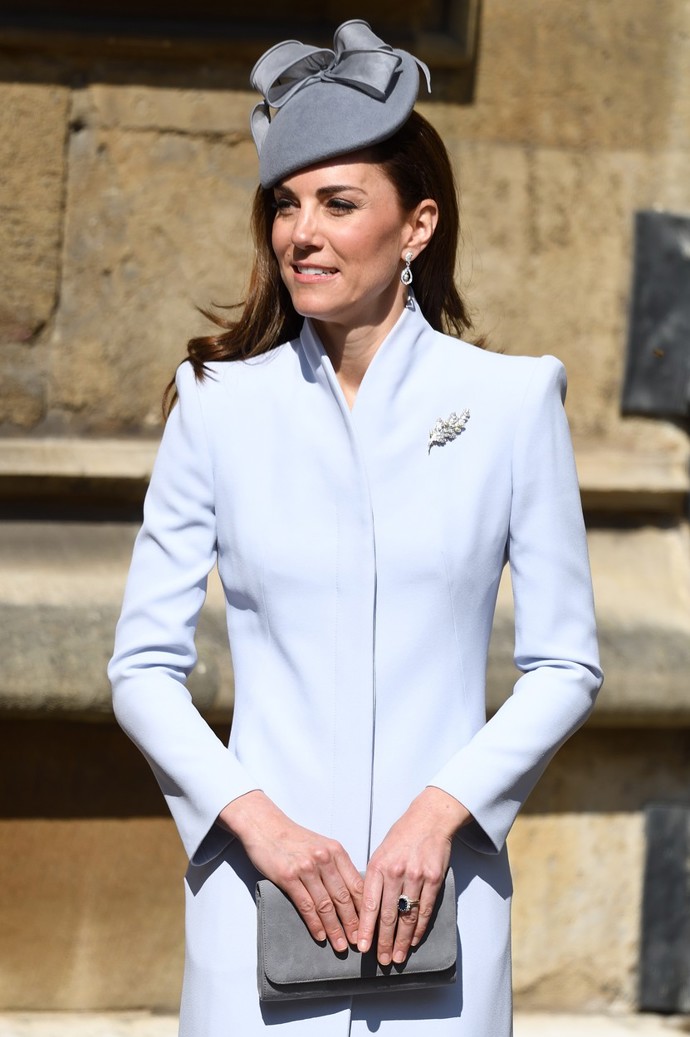 S dětmi, respektive jejich absencí, souvisí i barva outfitu, kterou si Kate vybrala na velikonoční mši v roce 2019. Tehdy ji absolvovala jen s manželem a královskou rodinou, její tři děti se jí nezúčastnily. Světle modrá prý vyjadřuje stesk a osamělost.