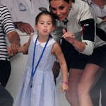 Tytam jsou časy, kdy Charlotte na novináře vyplazovala jazyk a maminka Kate ji musela jemně plísnit.