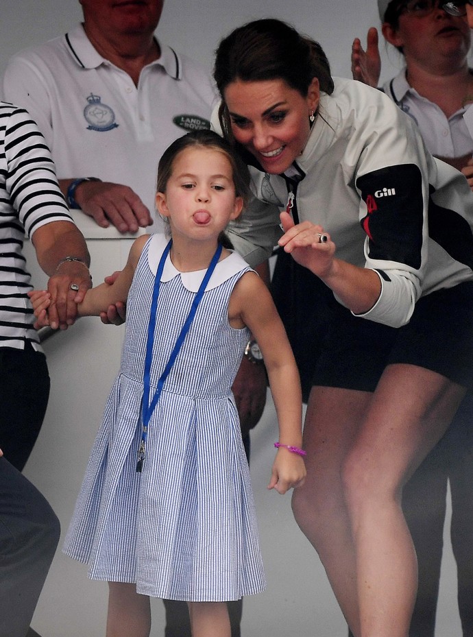 Tytam jsou časy, kdy Charlotte na novináře vyplazovala jazyk a maminka Kate ji musela jemně plísnit.