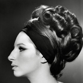 Nezaměnitelný profil Barbry Streisand, který ji provázel celý život. Svůj hrbolek na nose prý herečka vždy milovala, i když kvůli němu musela čelit bodyshamingu ze strany médií.