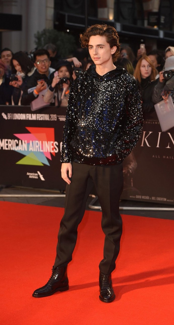 Timothée a flitry. Další kapitola jeho nápaditého módního příběhu, rozhodně však nevypadá zženštile. Naopak, v podání flitry obsypané mikiny prezentuje, jak se zhostit večerního modelu s notnou dávkou pohodlí.