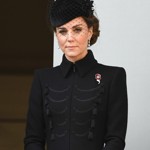 Takto vypadala Kate Middleton na Remembrance Sunday v roce 2019. Stejný kabátek, jiný klobouk (byť od stejného návrháře) a mnohem svěžejší tvář.