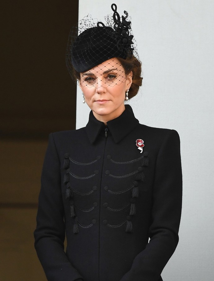 Takto vypadala Kate Middleton na Remembrance Sunday v roce 2019. Stejný kabátek, jiný klobouk (byť od stejného návrháře) a mnohem svěžejší tvář.