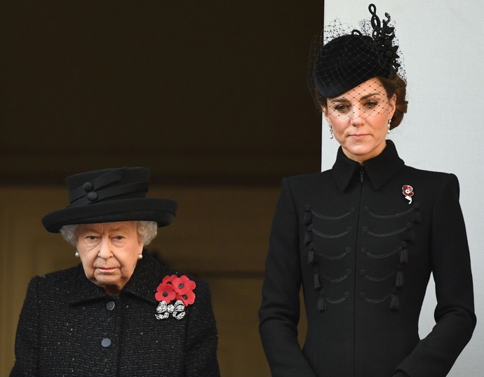 Tehdy jí na balkoně dělala společnost loni zesnulá královna Alžběta II. Panovnice také manželce svého vnuka Williama zapůjčila na Remembrance Sunday perlové náušnice (viz foto). Šlo o velmi hodnotný klenot, který nechala panovnice zhotovit z masivních perel, jež jí jako svatební dar věnoval v roce 1947 bahrajnský princ Hakim.