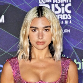 Během své teprve osmileté kariéry už vyzkoušela několik účesů, včetně blond. 