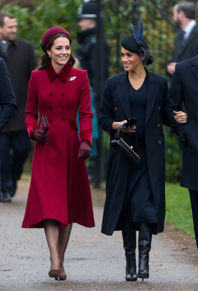 Meghan mohla být druhou Kate Middleton (vlevo). Jeden čas se dokonce zdálo, že popularita krásné a spontánnější Američanky tu Kateinu zastíní. Jenže Meghan se rozhodla jít za zdánlivou svobodou a štěstím do USA.