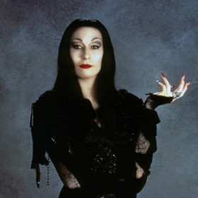 Takhle vypadala Anjelica Huston v době, kdy hrála strašidelnou Morticiu.
