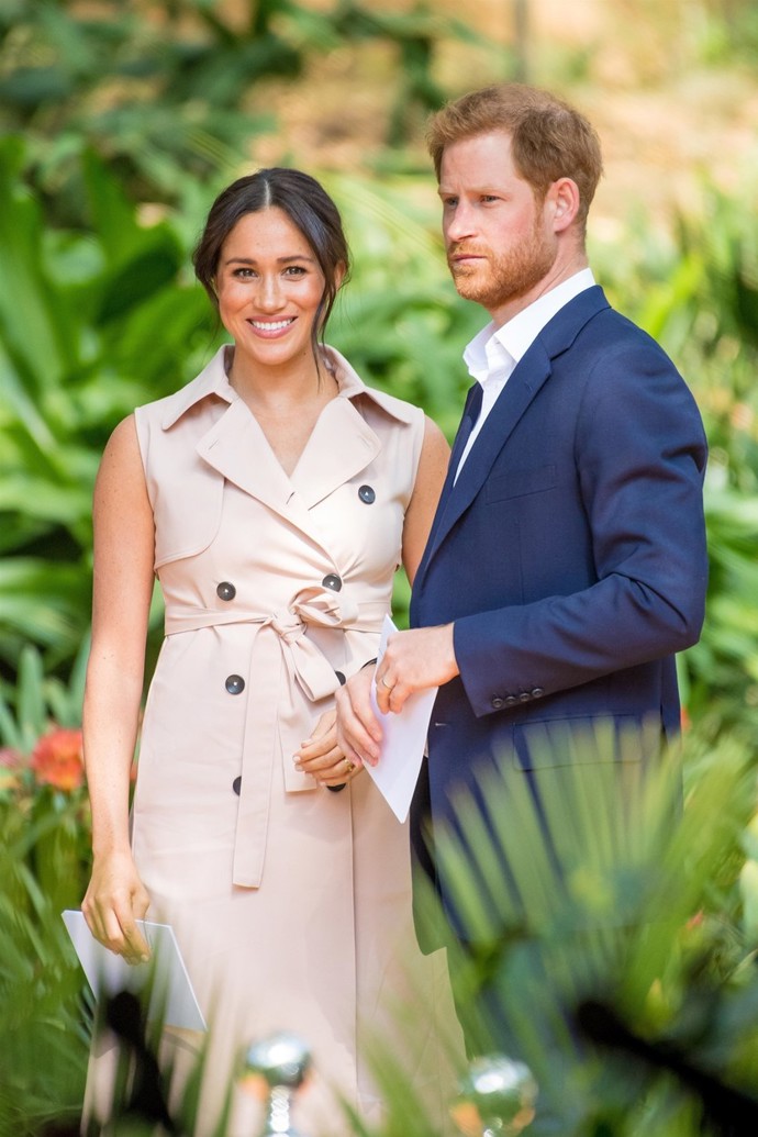 Meghan je sice krásná žena, která nadále ráda obléká luxusní zboží, chybí jí ale to, co mívala v době, kdy se o ni starali stylisté královské rodiny, tedy jistý nádech důstojnosti, stylu, elegance a královského majestátu. Na snímku Meghan na návštěvě výstavy na počest Nelsona Mandely v roce 2018. Na sobě měla béžové kabátové šaty bez rukávů značky Nonie, které doplnila psaníčkem Mulberry a botami Dior.