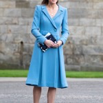 Naproti tomu klasická modrá znamená vážnost a loajalitu. Kate ji oblékla dva měsíce poté, co její švagr, princ Harry, pomluvil královskou rodinu v rozhovoru s Oprah Winfrey.