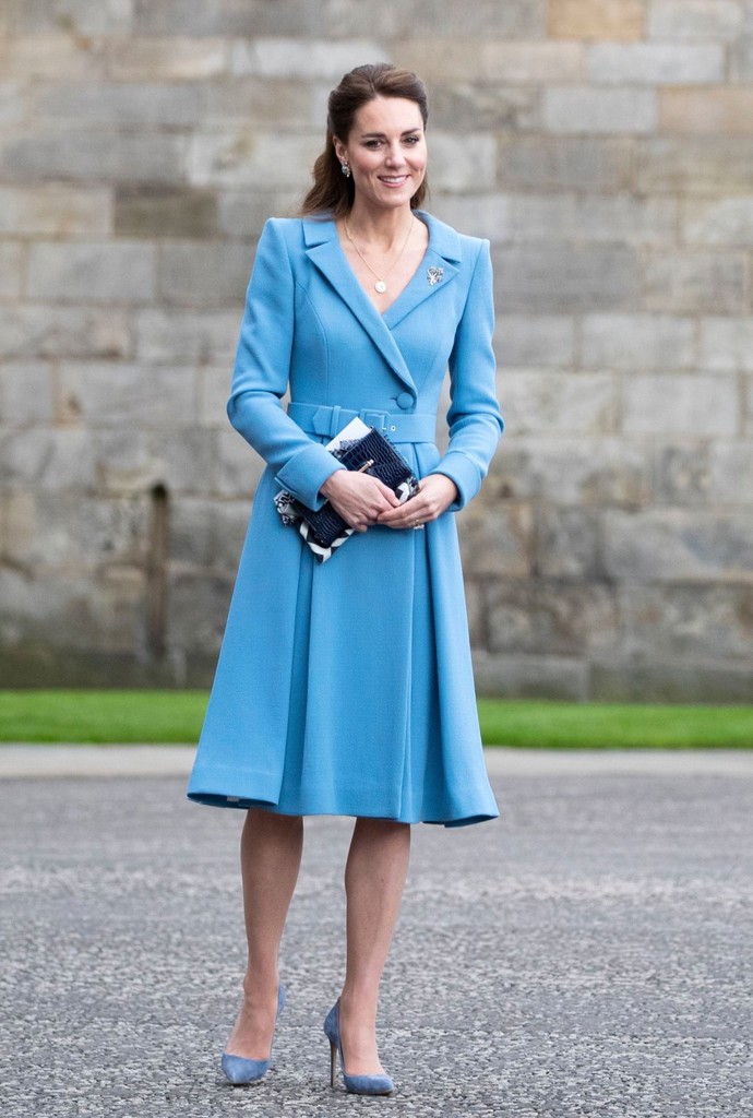Naproti tomu klasická modrá znamená vážnost a loajalitu. Kate ji oblékla dva měsíce poté, co její švagr, princ Harry, pomluvil královskou rodinu v rozhovoru s Oprah Winfrey.