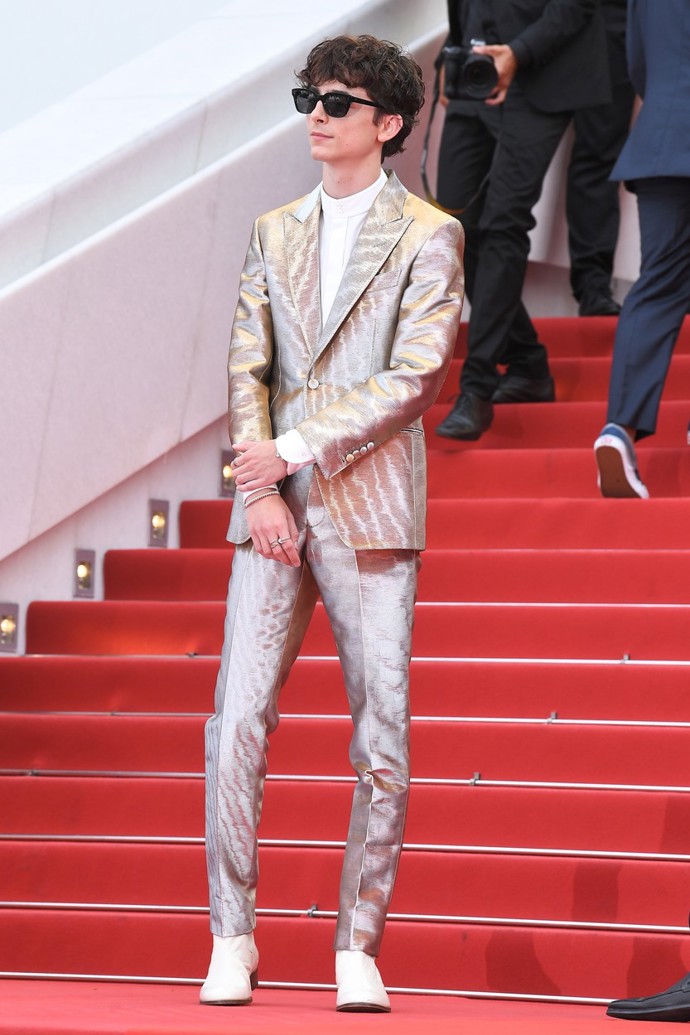 Timothée Chalamet si potrpí na okázalé tkaniny. Rád třeba sáhne po nepřehlédnutelném žakárovém obleku, navíc v metalicky oslnivých tónech. Bílá obuv do společnosti? Zjevně to funguje!