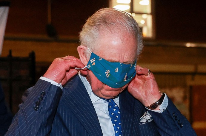 Král Karel III. několikrát pobavil přítomné i tím, jak si nasazuje roušku. Možná nám tím ale chce sdělit jediné: Já už se na to nemohu koukat.