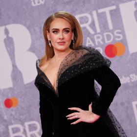 Poprvé ho zpěvačka vynesla v únoru loňského roku na BRIT Awards (viz foto).