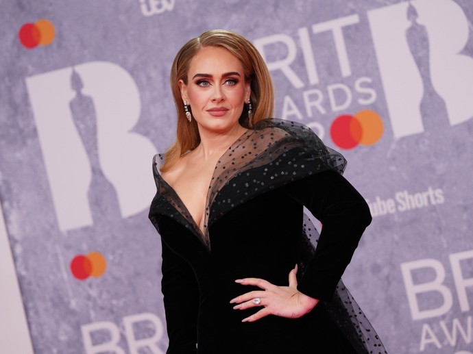 Poprvé ho zpěvačka vynesla v únoru loňského roku na BRIT Awards (viz foto).