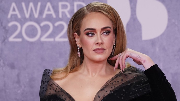 Adele dostala před rokem od Paula luxusní zásnubní prsten s osmikarátovým diamantem vybroušeným do tvaru hrušky.