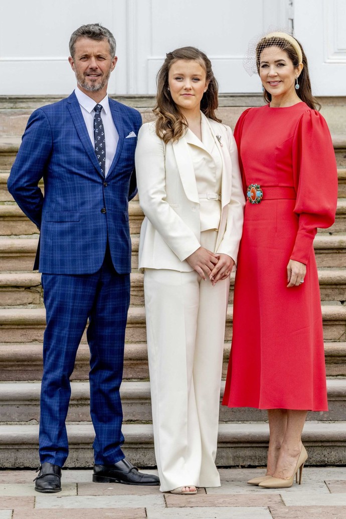 Bílé fandí také generace Z. Dánská princezna Isabella si monochromatický outfit v této barvě zvolila pro své biřmování v dubnu 2022.