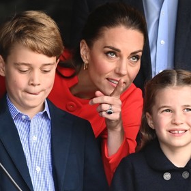 Podle Kate Middleton je Charlotte jasným lídrem sourozenecké trojice. Princezna na snímku se starším bráškou Georgem, který se jednou nejspíš stane králem, a maminkou.
