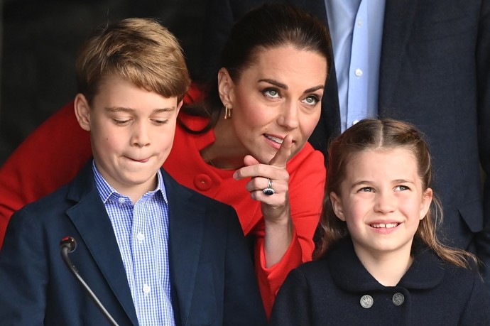Podle Kate Middleton je Charlotte jasným lídrem sourozenecké trojice. Princezna na snímku se starším bráškou Georgem, který se jednou nejspíš stane králem, a maminkou.