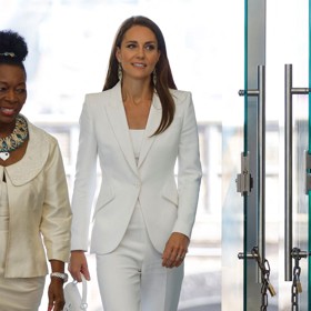 Bělostný kostým vynesla manželka prince Williama také na loňské slavnostní odhalení památníku na Waterloo Station a na zápas Anglie s Argentinou na nedávném mistrovství světa v rugby.