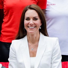 Velkou fanynkou bílé a kalhotových kostýmů je v poslední době také Kate Middleton. Takto zazářila na loňských Hrách Commonwealthu v Birminghamu. Kalhotový kostým pochází z dílny princeznina oblíbeného návrháře Alexandera McQueena.
