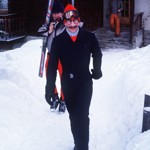 Nicméně za další kousek ze stejné zimní dovolené je třeba Karlovi přidat body. Takto vyrazil mezi novináře předstíraje, že je Strýček Harry.