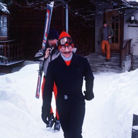 Nicméně za další kousek ze stejné zimní dovolené je třeba Karlovi přidat body. Takto vyrazil mezi novináře předstíraje, že je Strýček Harry.
