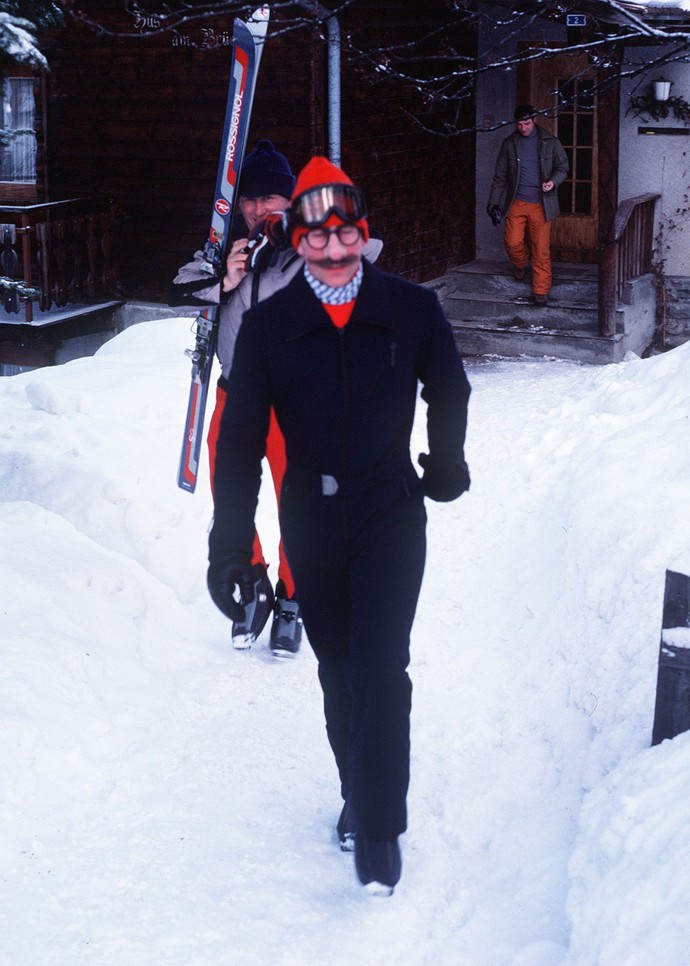 Nicméně za další kousek ze stejné zimní dovolené je třeba Karlovi přidat body. Takto vyrazil mezi novináře předstíraje, že je Strýček Harry.
