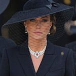 Sice platí za módní ikonu, bývalé šéfce Vogue Carine Roitfeld se ale Kate Middleton nezavděčila. Vyčítá jí, že málo nosí černou, používá příliš světlé oční linky a neumí se odvázat. Černá je přitom podle královského protokolu barvou smutku a členové rodiny ji oblékají jen v případě, že někdo z nich zemře. Jako Kate na pohřbu královny Alžběty II. v září loňského roku.