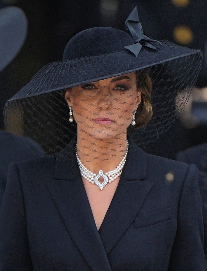 Sice platí za módní ikonu, bývalé šéfce Vogue Carine Roitfeld se ale Kate Middleton nezavděčila. Vyčítá jí, že málo nosí černou, používá příliš světlé oční linky a neumí se odvázat. Černá je přitom podle královského protokolu barvou smutku a členové rodiny ji oblékají jen v případě, že někdo z nich zemře. Jako Kate na pohřbu královny Alžběty II. v září loňského roku.