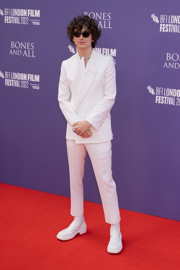 Vkus sedmadvacetiletého amerického herce definuje i novátorský způsob oblékání klasického obleku či smokingu. Večerní a slavnostní varianty dovede obléci na holé tělo a v kombinaci s netradiční volbou obuvi. Přesto neustupuje ze zadání dress codu, vždy vypadá dokonale.