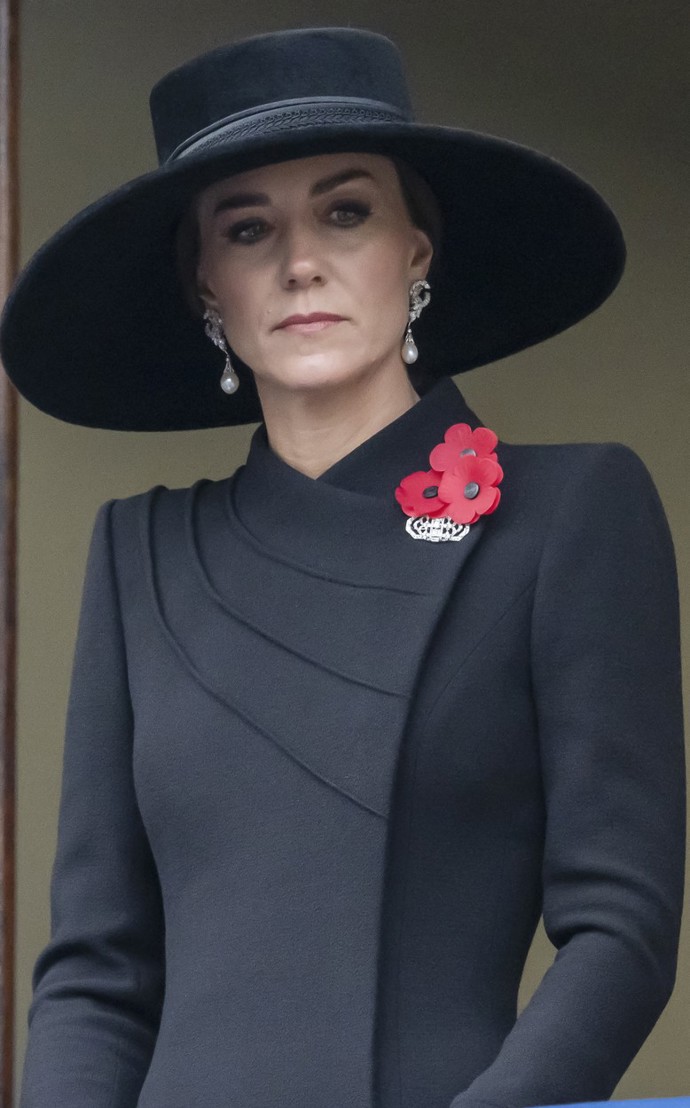 Takto vypadala Kate Middleton na Remembrance Sunday loni v listopadu. Oproti letošku, co se týče rysů ve tváři, neskutečný rozdíl.