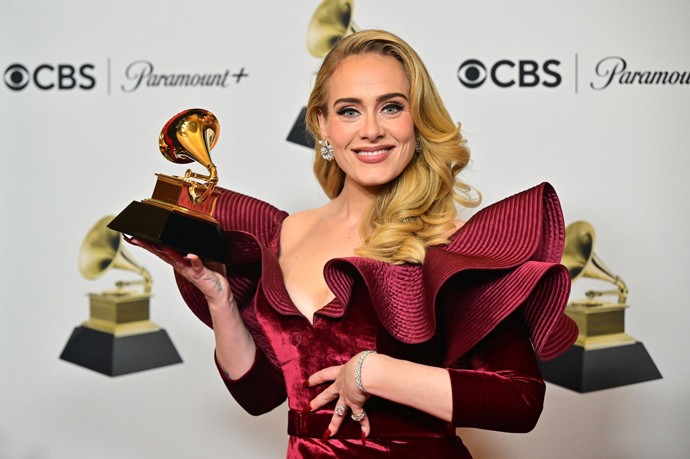 Zpěvačka Adele je známá tím, že se s věcmi ze svého soukromí nikomu nesvěřuje. Proto se jí povedlo dlouho tajit jméno jediného syna, druhé zásnuby a nějaký čas držela pod pokličkou i druhou svatbu.