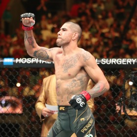 Alex Pereira je špičkový kickboxer.